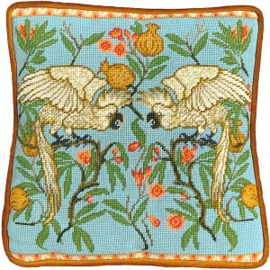 Bothy Threads TAC19 Подушка "Cockatoo And Pomegranate Tapestry"
